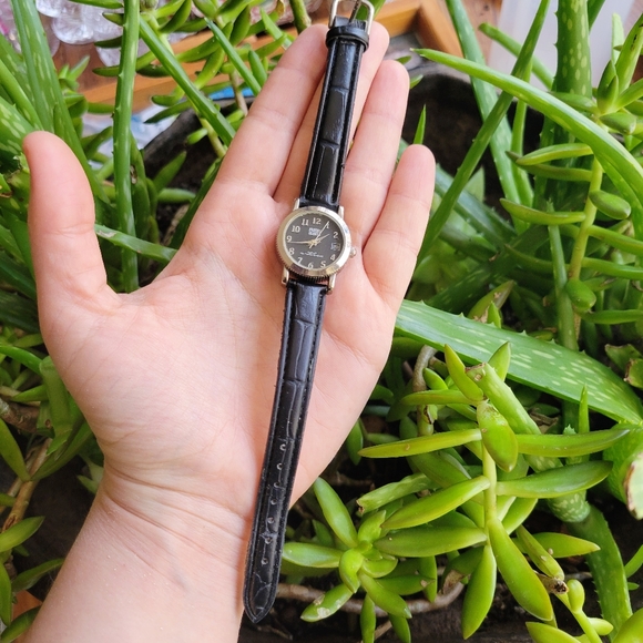 Vintage Faded Glory Dainty Quartz Watch - Picture 3 of 9